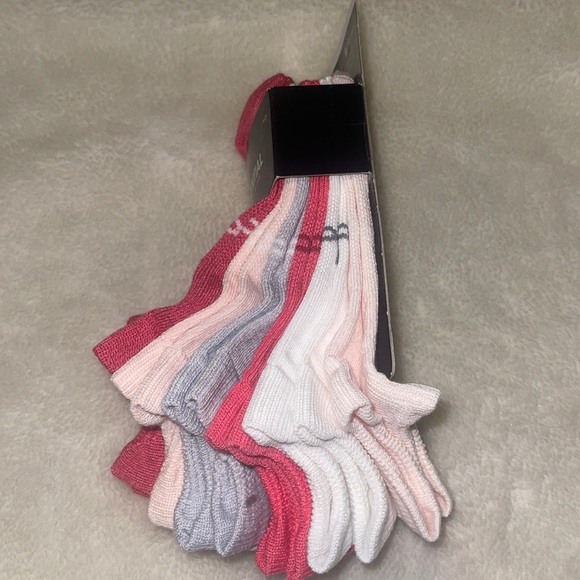 COPY - ❤️NEW!!!❤️ UnderArmour 6 pairs in a pack. No show. - Picture 4 of 8